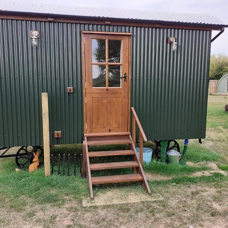 Glamping In Wiltshire In Our Luxury Shepherds Hut Чипенъм Екстериор снимка