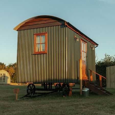 Glamping In Wiltshire In Our Luxury Shepherds Hut Чипенъм Екстериор снимка