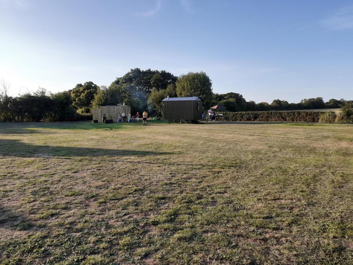 Glamping In Wiltshire In Our Luxury Shepherds Hut Чипенъм Екстериор снимка