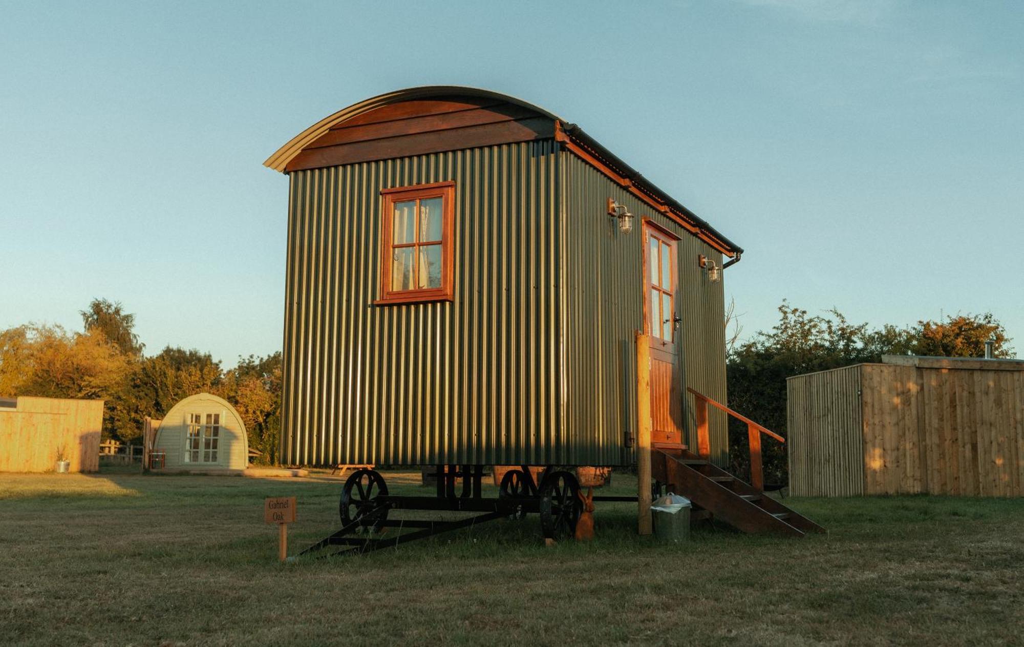Glamping In Wiltshire In Our Luxury Shepherds Hut Чипенъм Екстериор снимка