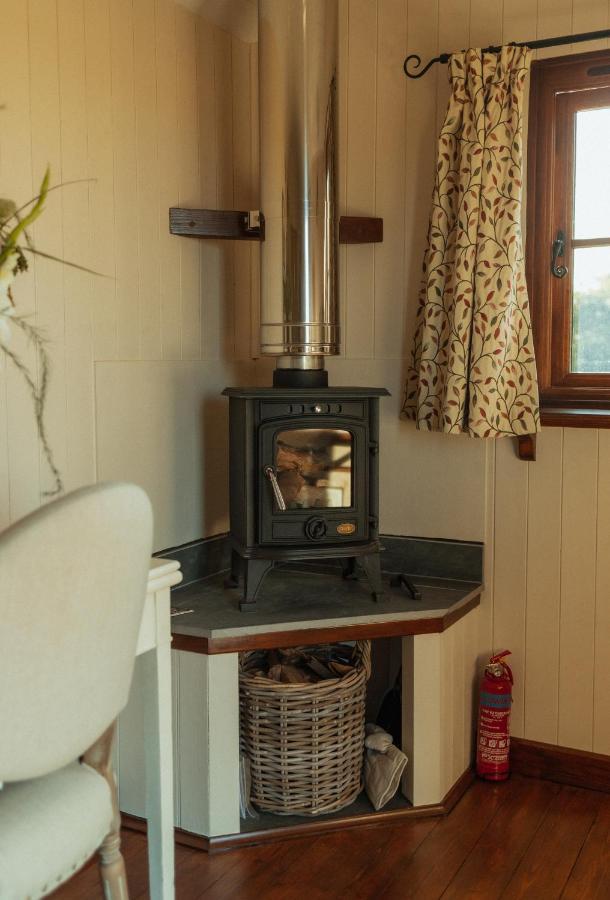 Glamping In Wiltshire In Our Luxury Shepherds Hut Чипенъм Екстериор снимка