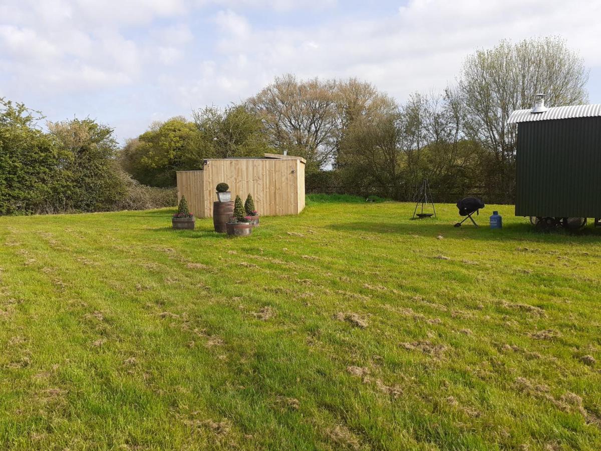 Glamping In Wiltshire In Our Luxury Shepherds Hut Чипенъм Екстериор снимка